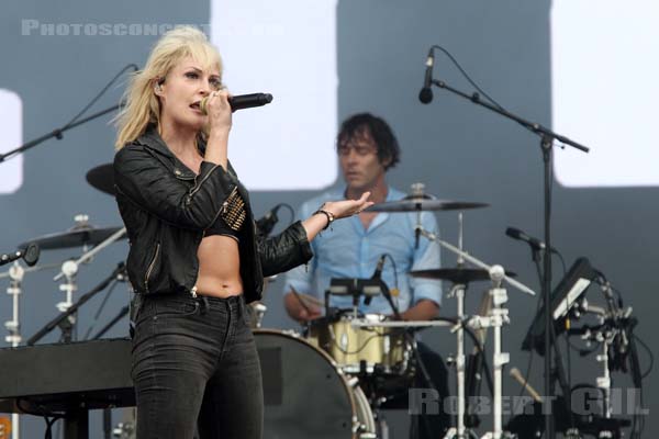 METRIC - 2019-07-20 - PARIS - Hippodrome de Longchamp - Main Stage 2 - Emily Haines - Joules Scott-Key